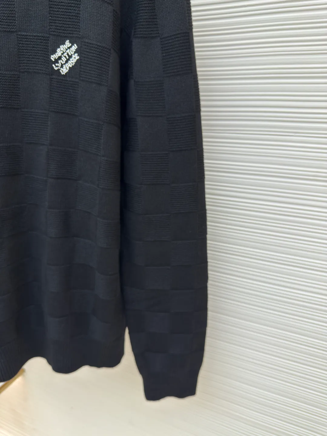 LOUIS VUITTON wool beaded pullover ●Authentic product: Purchased and developed for 10999 ●Item number: 1680459-B90 ●Fabric: wool fabric ●Technology: Knitted production ●Version: Loose fit ●Weight: about 780 grams ●Size: XS-S-M-L ●Description: The fabric is made of 100% exclusive wool fabric to ensure its rich texture and excellent performance. Made with imported computer cutting technology, the workmanship quality is immediately reflected. The overall wiring is straight and delicate, the fabric is comfortable and soft, and the color is consistent without color difference. It can be matched with the same style to create a fashionable look and control various occasions. Customized accessories, complete with three standards, same style for men and women!